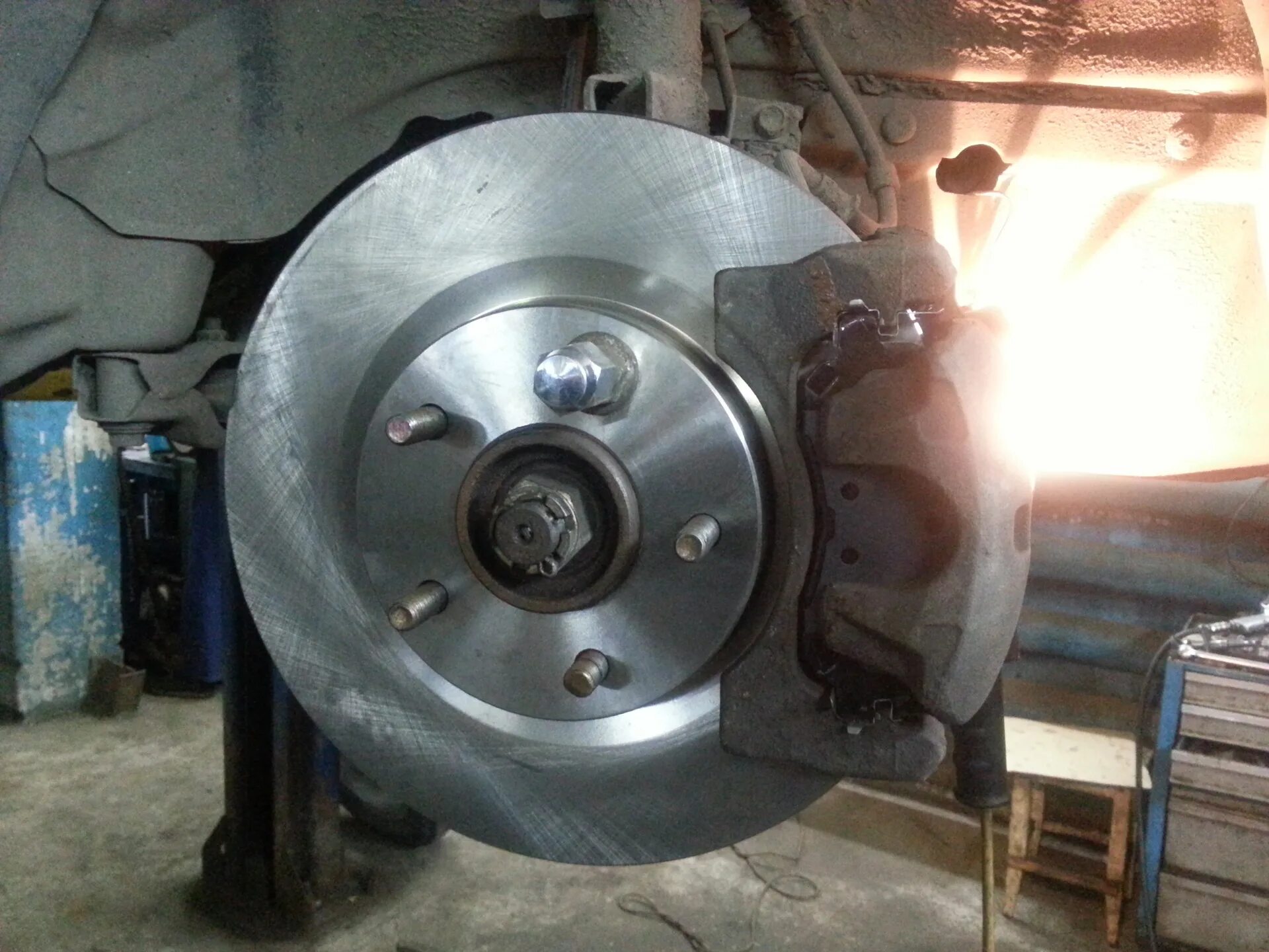 Драйв 2 замена тормозных дисков. Марк 2 100 2,5 тормоза. Защиты тормозных дисков марк 2 100. Дисковый тормоз задний ровер 200. Покраска тормозного диска мерседес 212.