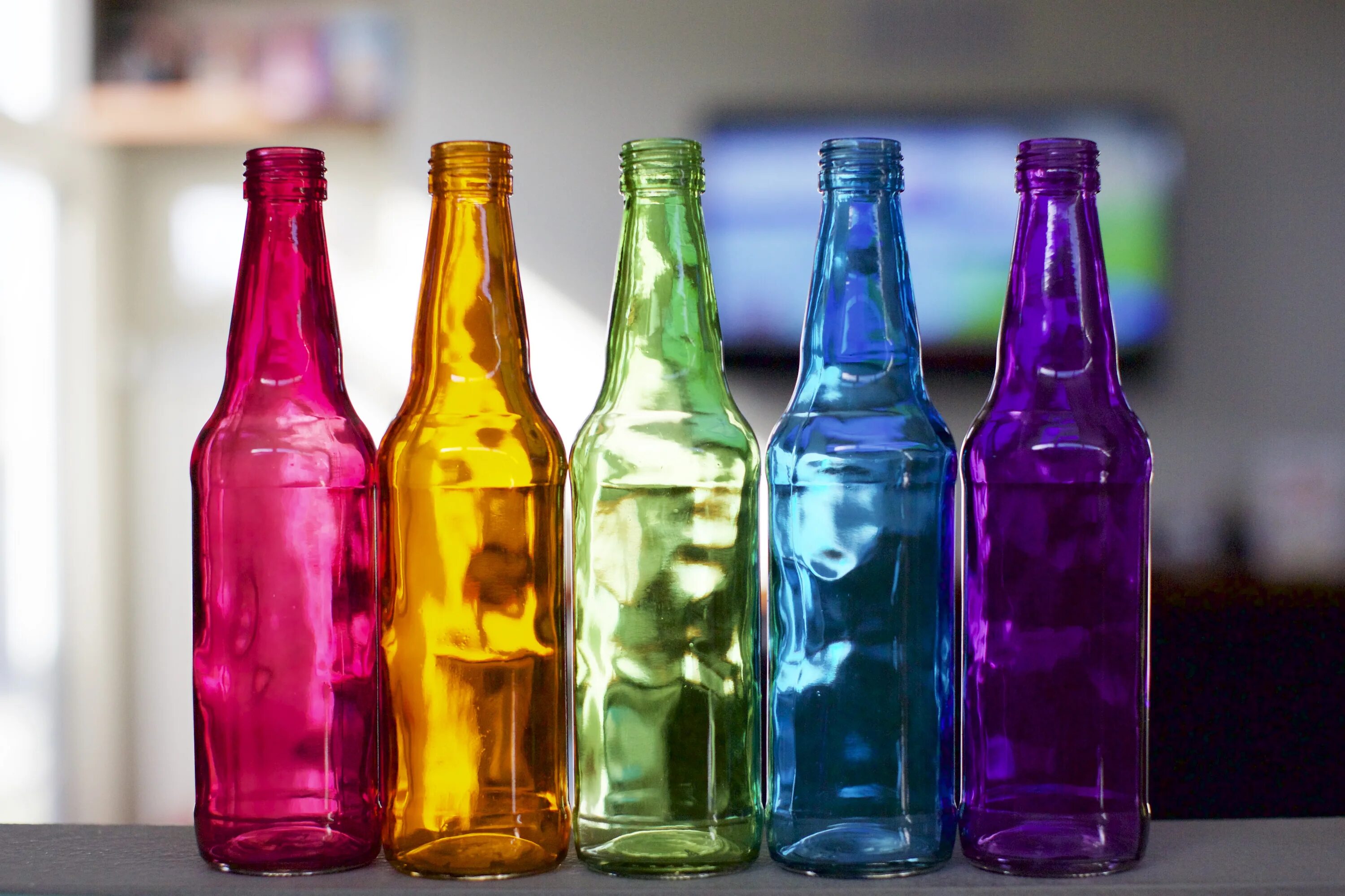 Красивая стеклянная бутылка. Стеклянная бутылка. Разноцветные бутылки. Цветные стеклянные бутылки. Разноцветные пластиковые бутылки.