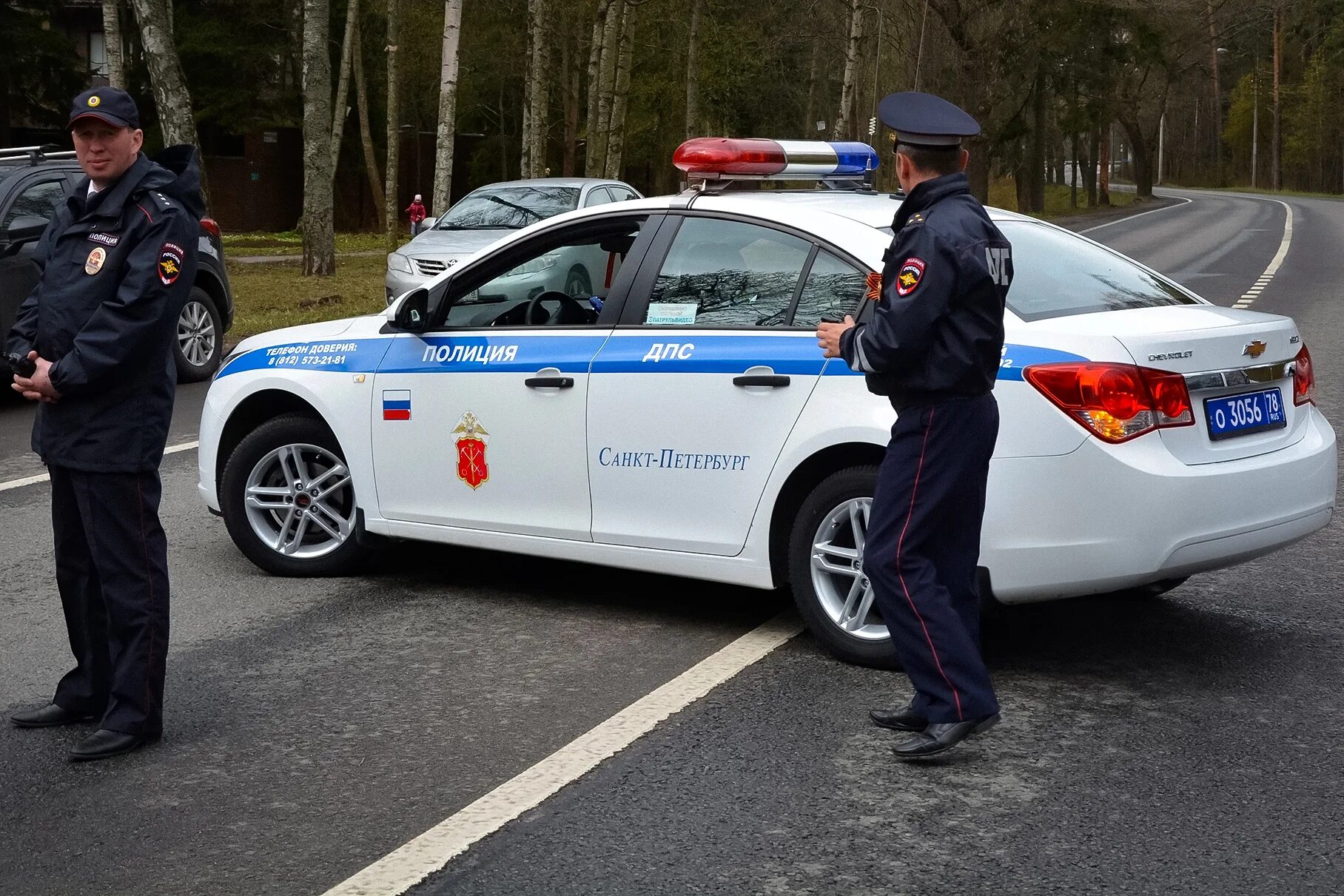 Будут ли патрули. Патрульная машина полиции. Полиция ДПС. Полицтч рядом с машиной. Полицейская машина ГАИ.