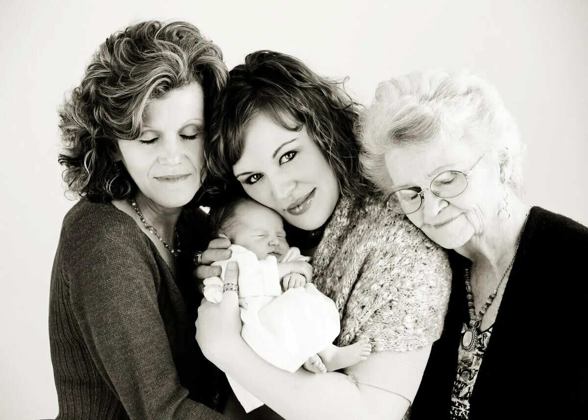 Granny euters. Granny mom pic. Женщины разных возрастов. Granny mom pic. Мама и взрослые дети.