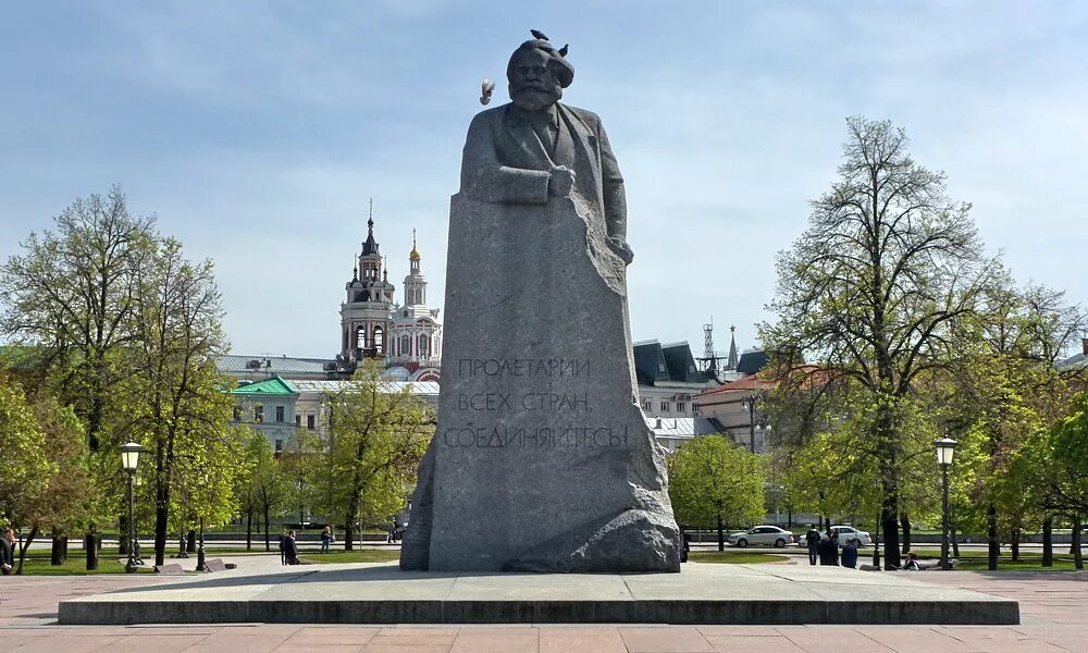 Какие памятники в 18 году. Памятник Марксу Кербель. Памятник Карлу Марксу в Москве на театральной площади.