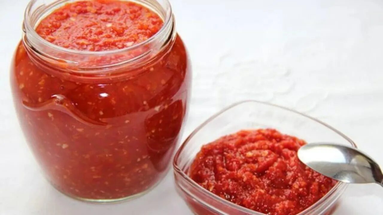 Аджика помидорная. Салат кобра на зиму из помидор. Аджика с помидорами. Соус помидорная кобра. Янним корейская приправа.