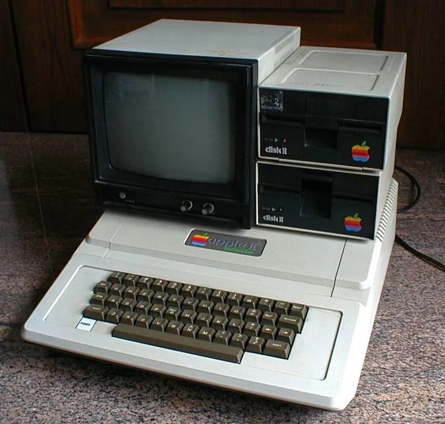 Apple 2 компьютер. Эппл 2 компьютер 1977. Первый персональный компьютер Apple 2. 4 Поколение ЭВМ эпл.