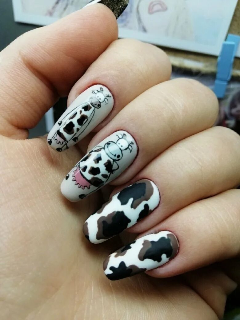 Маникюр коровка. Маникюр корова. Ногти в стиле коровы. Узор коровы на ногтях.