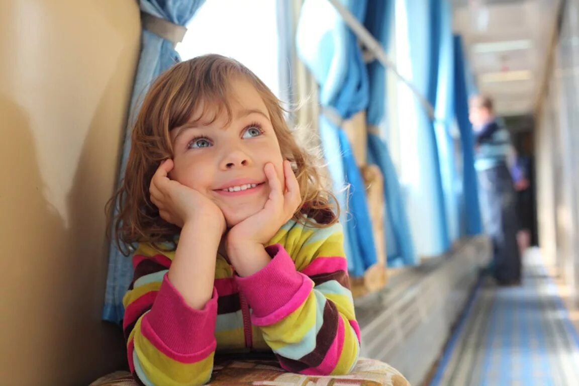 Льготные каникулы. Поезда для детей. Девочки в поезде. Дети в электричке. Поезд для малышей.