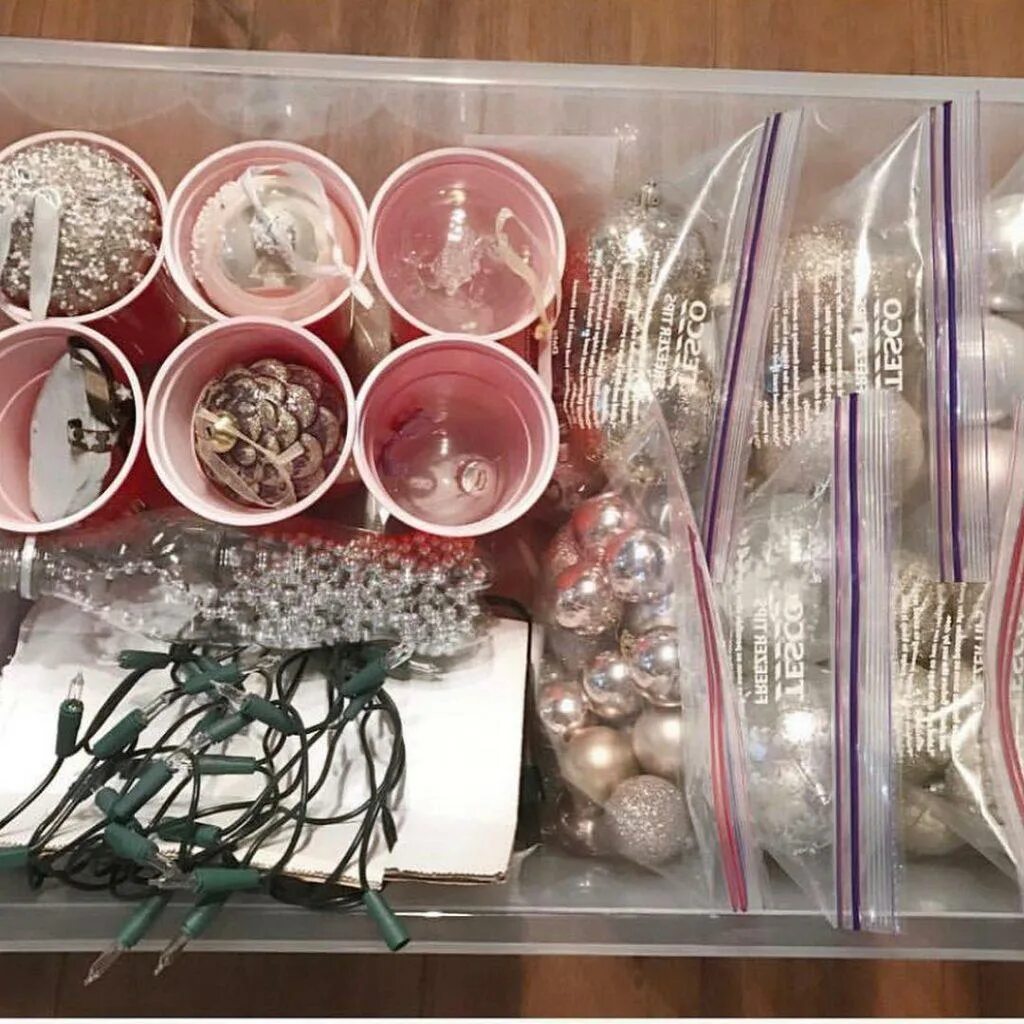 Как хранить елочные игрушки. Коробки для елочных игрушек. Коробки для хранения новогодних игрушек. Как хранить елочные игрушки. Ящик для хранения елочных игрушек.