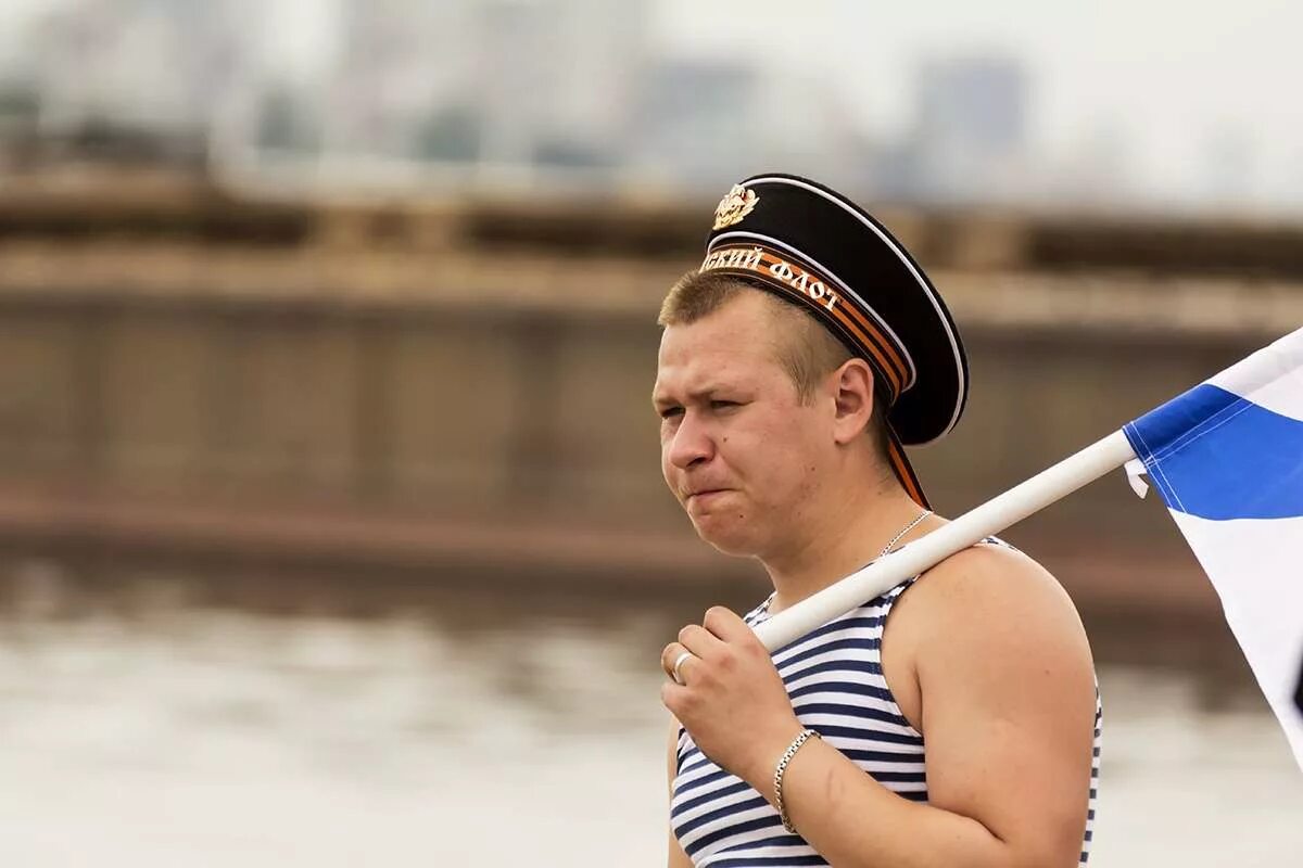 Капитан матрос юнга. Образ пирата в тельняшке. Моряк. Морячок. Юнга на корабле.