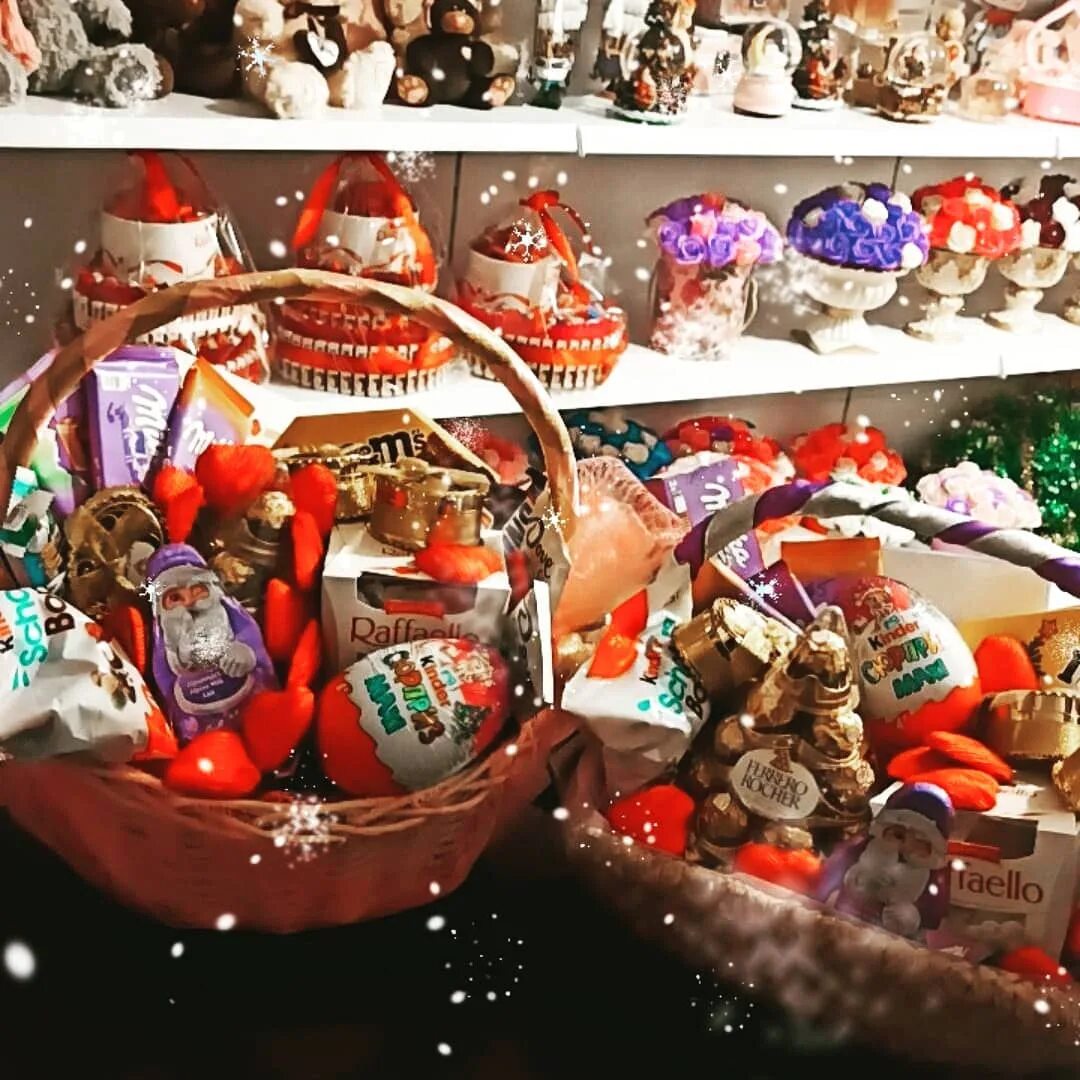 Магазин подарков бутурлиновка. Мир подарков 4. Мир подарков 4. Подарок миру. Витрины сувенирных магазинов.