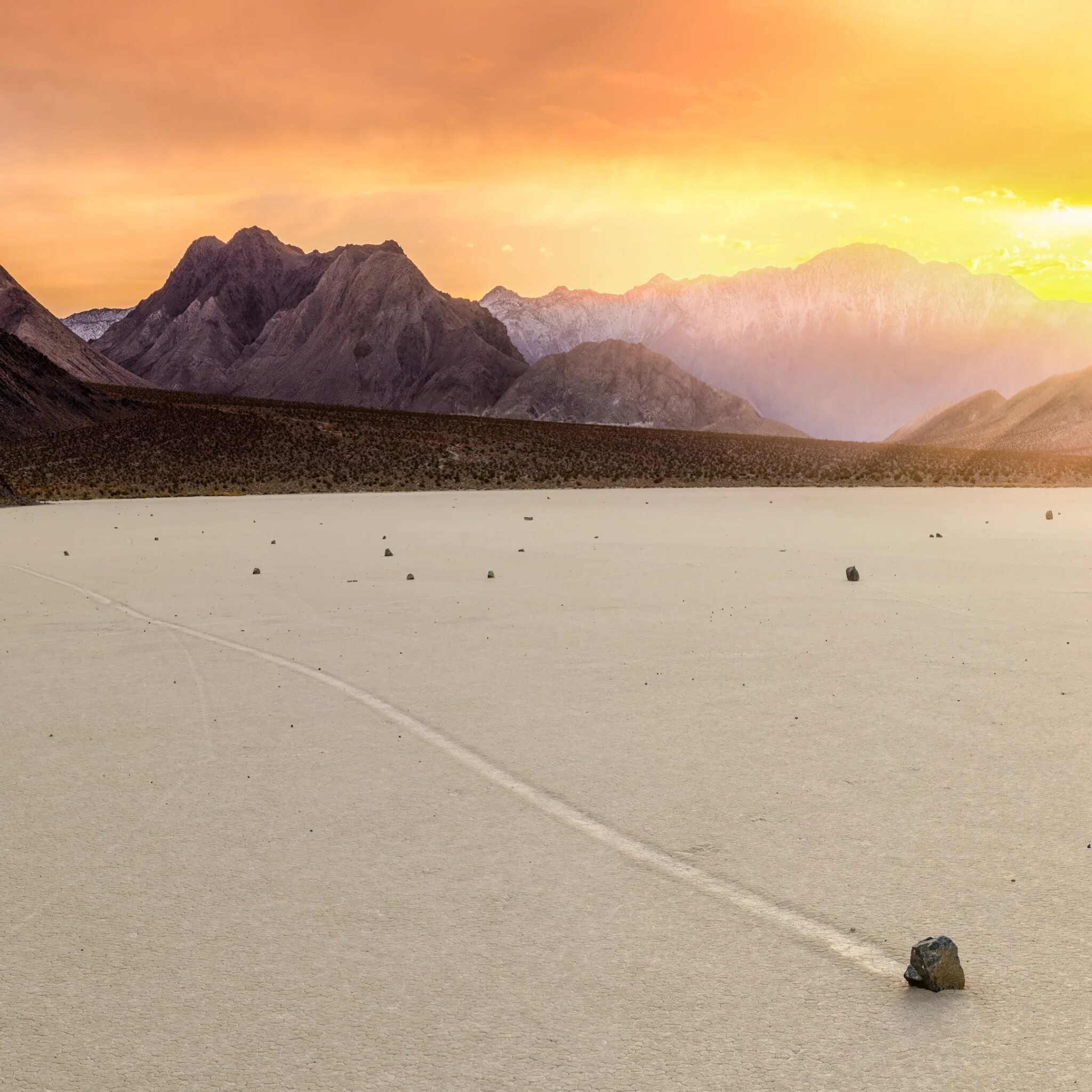 Сюрреалистические пейзажи. Головоломки пустыня. Монолит в пустыне юта. Детская загадка про пустыню. Desert skies игра.