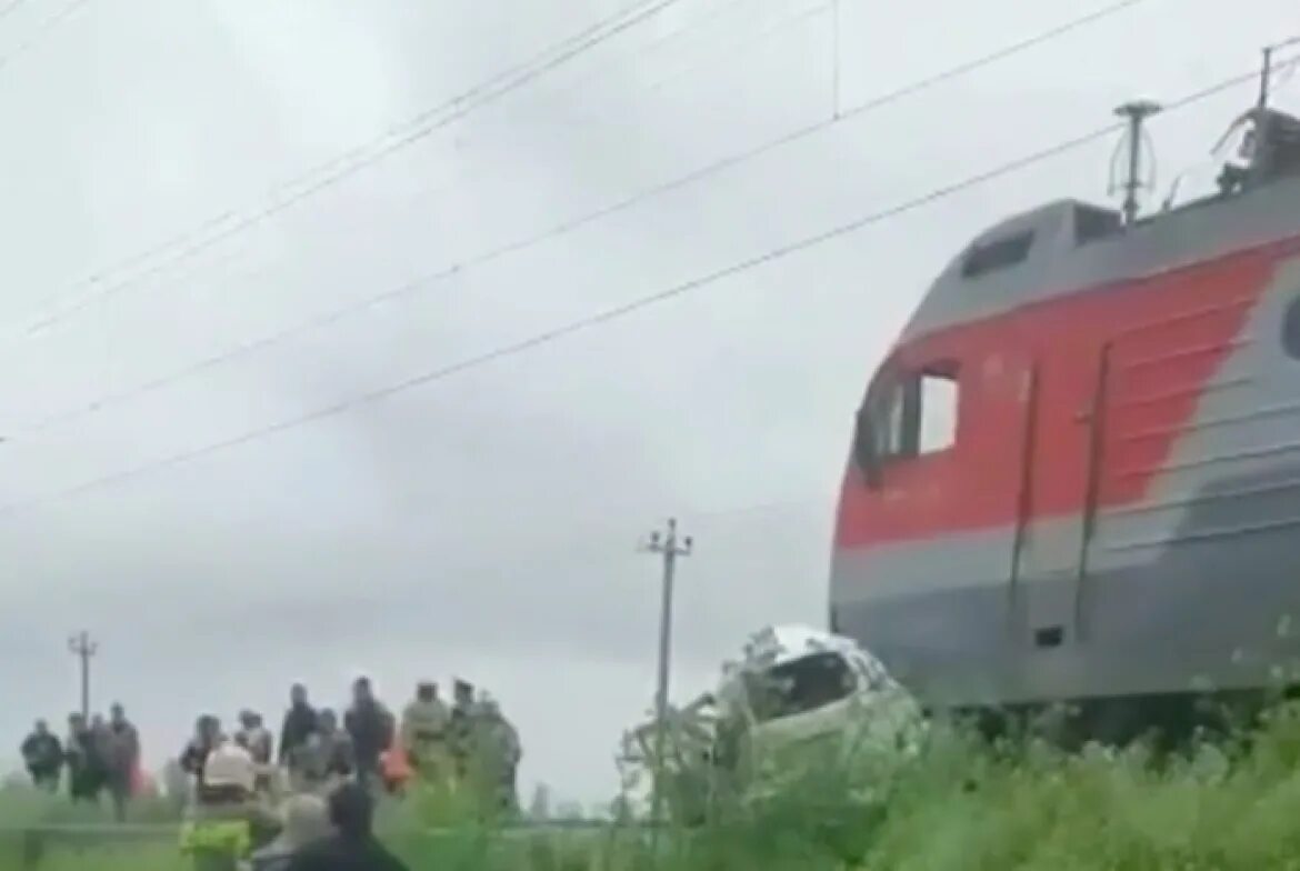 Авария на жд переезде ярославль. Анапа Витязево ДТП С поездом. Авария на ЖД переезде в Анапе.