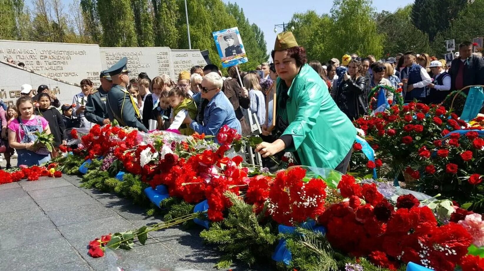 Возложить гвоздику. Возложили цветы к мемориалу. Цветы на возложение. Гвоздики на мемориале. Цветы памяти.