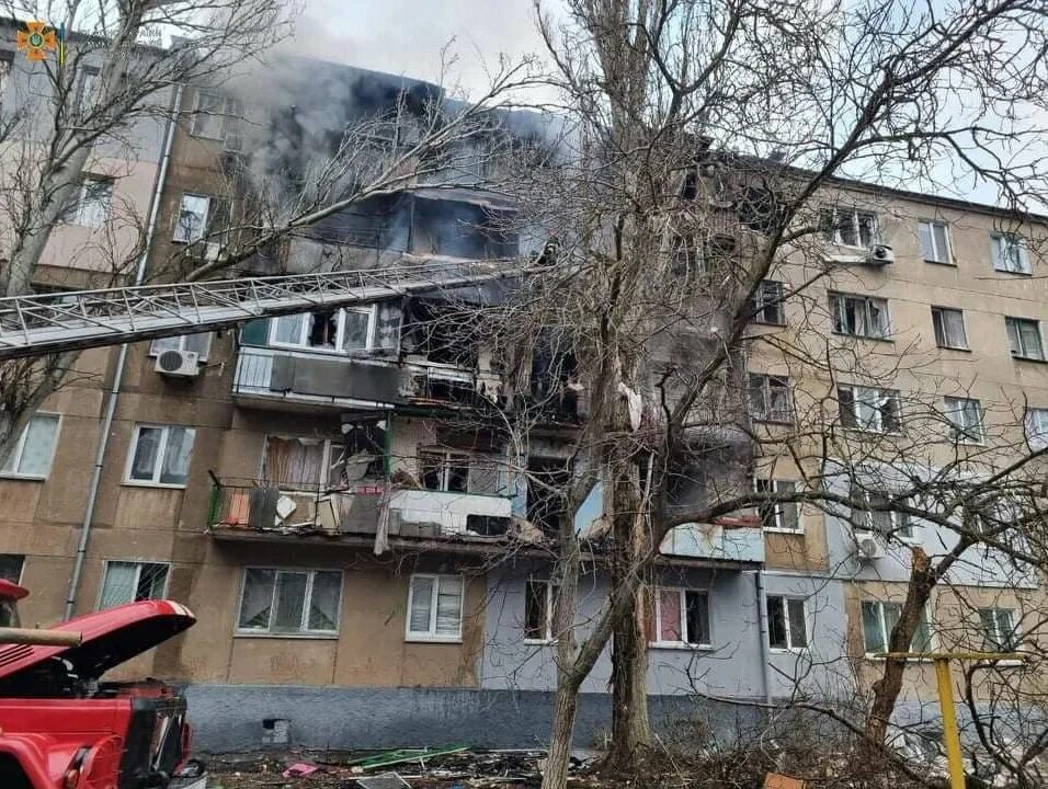 Попадание в жилой дом. Многоэтажка. разрушенный дом. российские пятиэтажки. разрушения в николаеве после обстрелов.