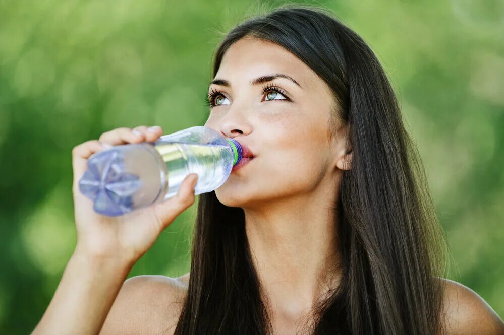Жажда. Девушка пьет воду. Девушка пьет воду из бутылки. Красивая девушка со стаканом воды. Девушка с бутылкой воды.