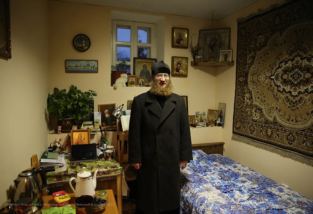 Комната священника. Комната батюшки. Иконы в современном интерьере. Николай гурьянов келья. Комната священника.