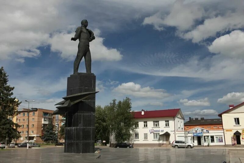 Сайт г гагарин. Гагарин памятник в Гжатске. Гагарин Смоленская область памятник. Памятник Гагарина в Гагарине Смоленской области. Достопримечательности Гагарина Смоленской области.