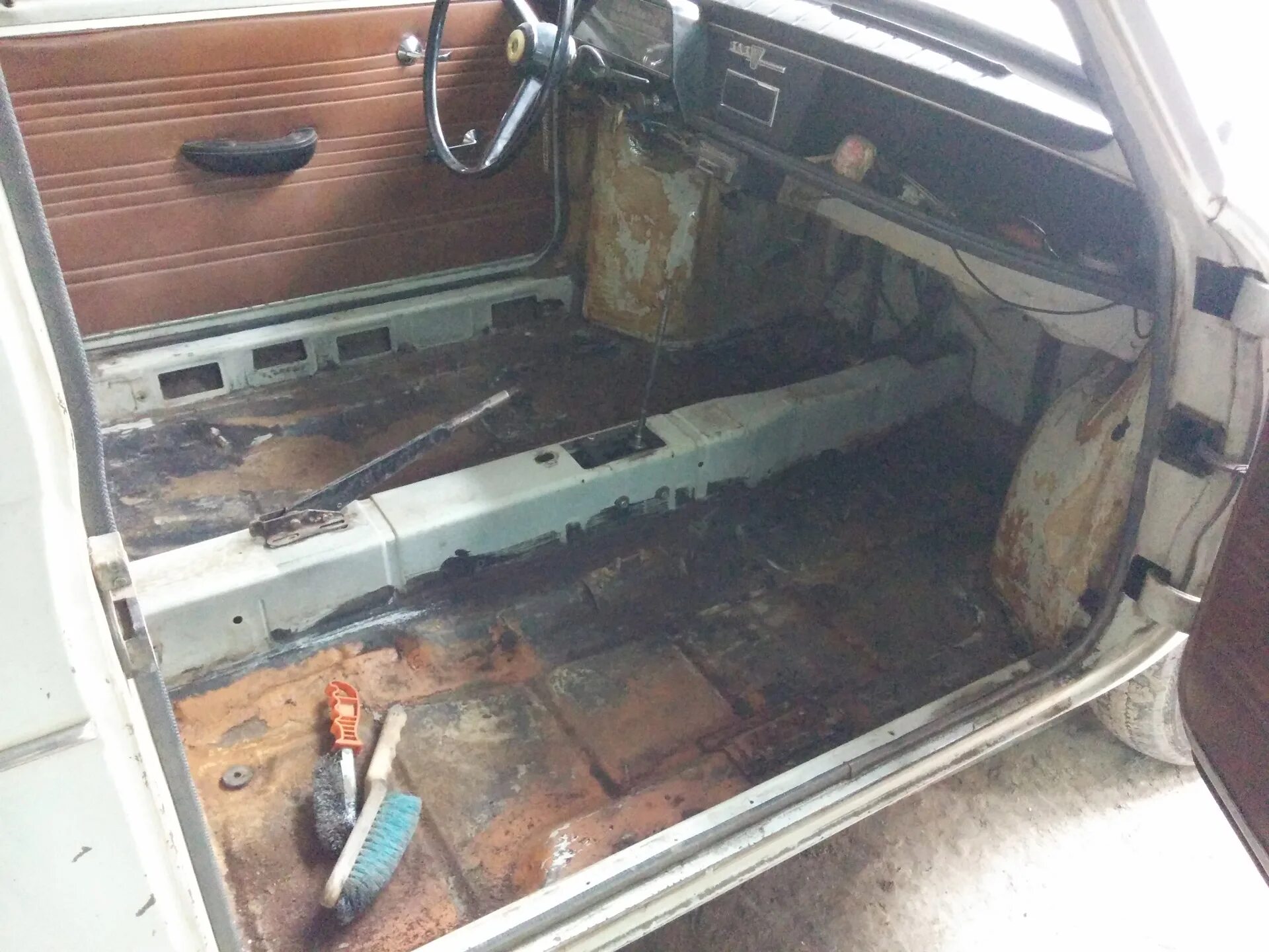 Порог заз 968. Заз люк в полу. Днище запорожца. Люк в полу запорожца. Полу заз.