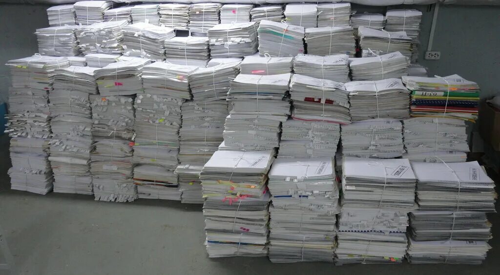 Бумага вторсырье. Макулатура документы. Много бумаги. Макулатура. Много документов.