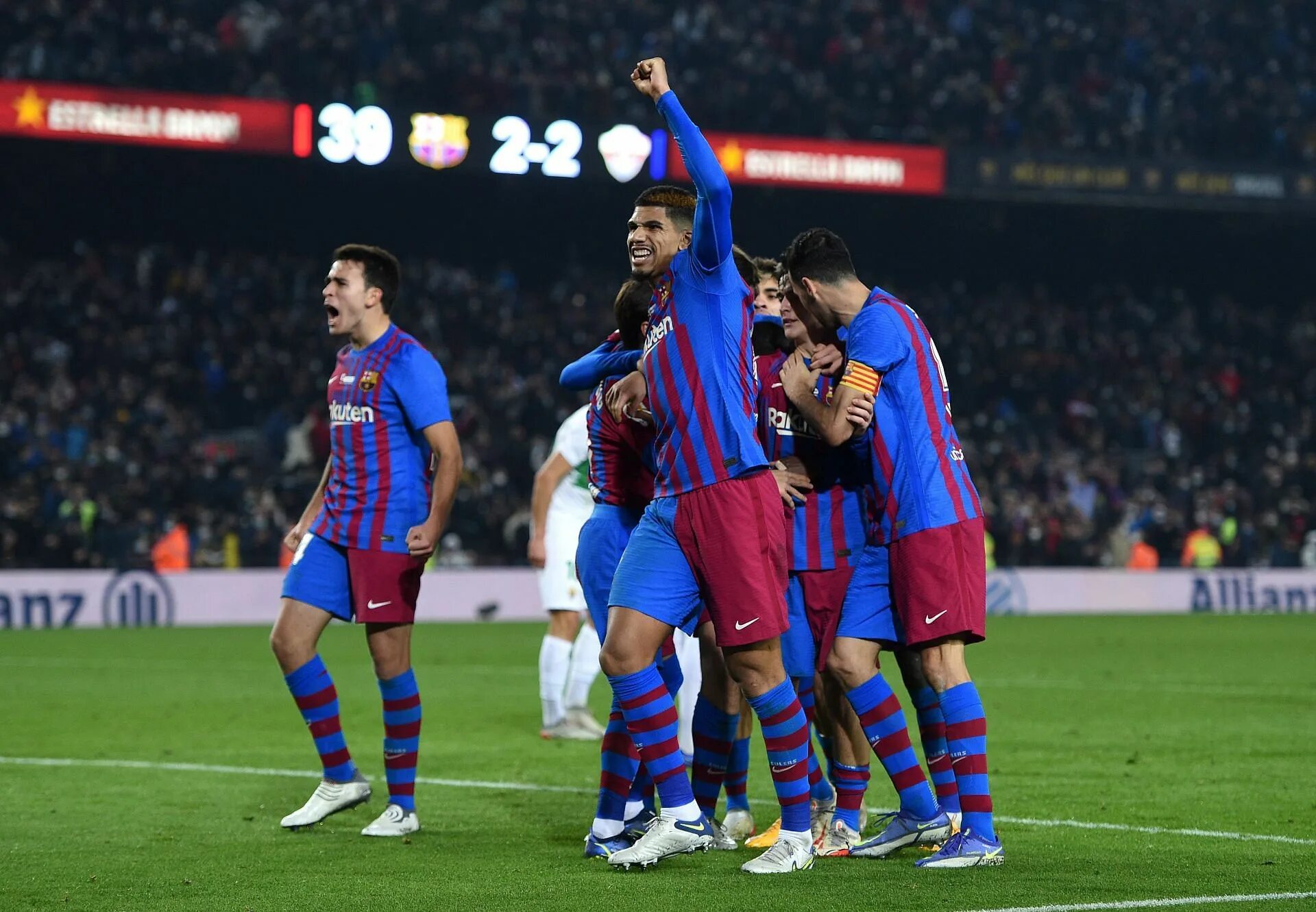 Futbol yangiliklari barcelona. Барса академик. Гави футболист барселона. Хави тренер барсы. Реал мадрид барселона эль классико 2022.