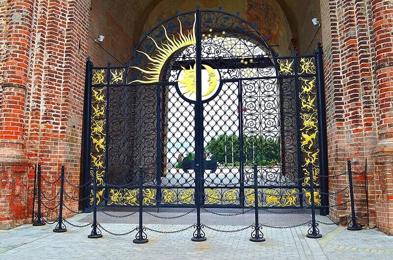 Башня сююмбике ворота день и ночь. Башня сююмбике ворота ворота. Ворота башни сююмбике. Ворота башни сююмбике в казанском. Ворота день ночь в казани.