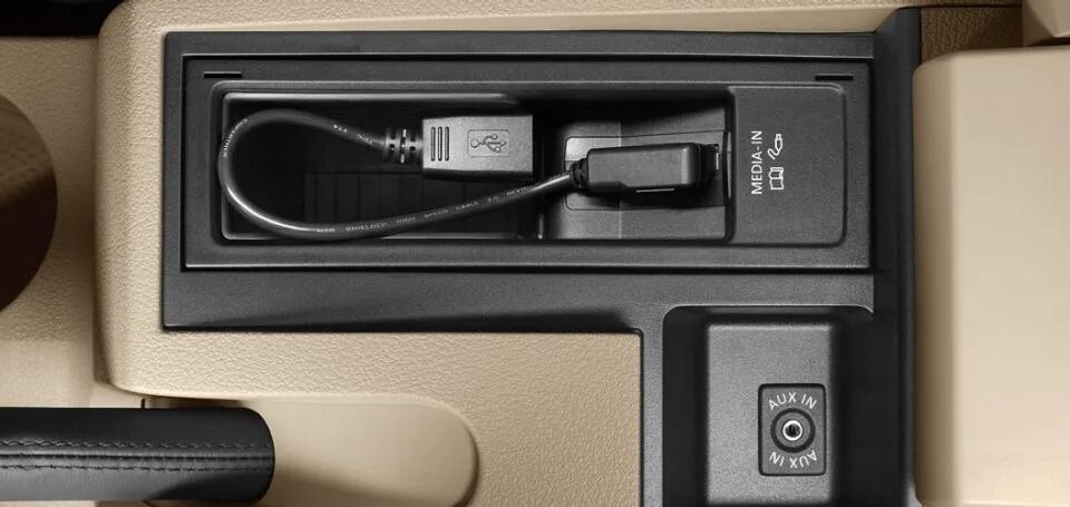 USB разъем в Фольксваген Туран. Разъем Media-in VW Touareg. USB разъём Volkswagen Tiguan 2011 года. Адаптер Media in Volkswagen Touareg 2013. Usb volkswagen