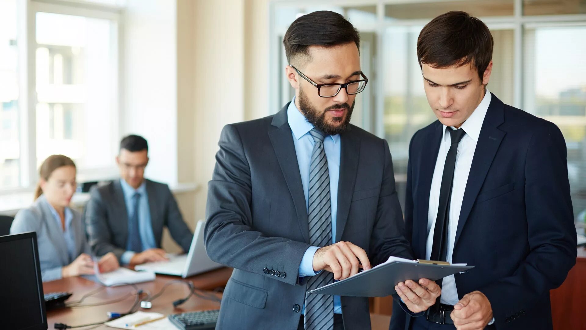 Бизнесмены переговоры. Юридическая консалтинговая компания. Бизнес люди. Юридическая консалтинговая компания. Бизнесмены переговоры.