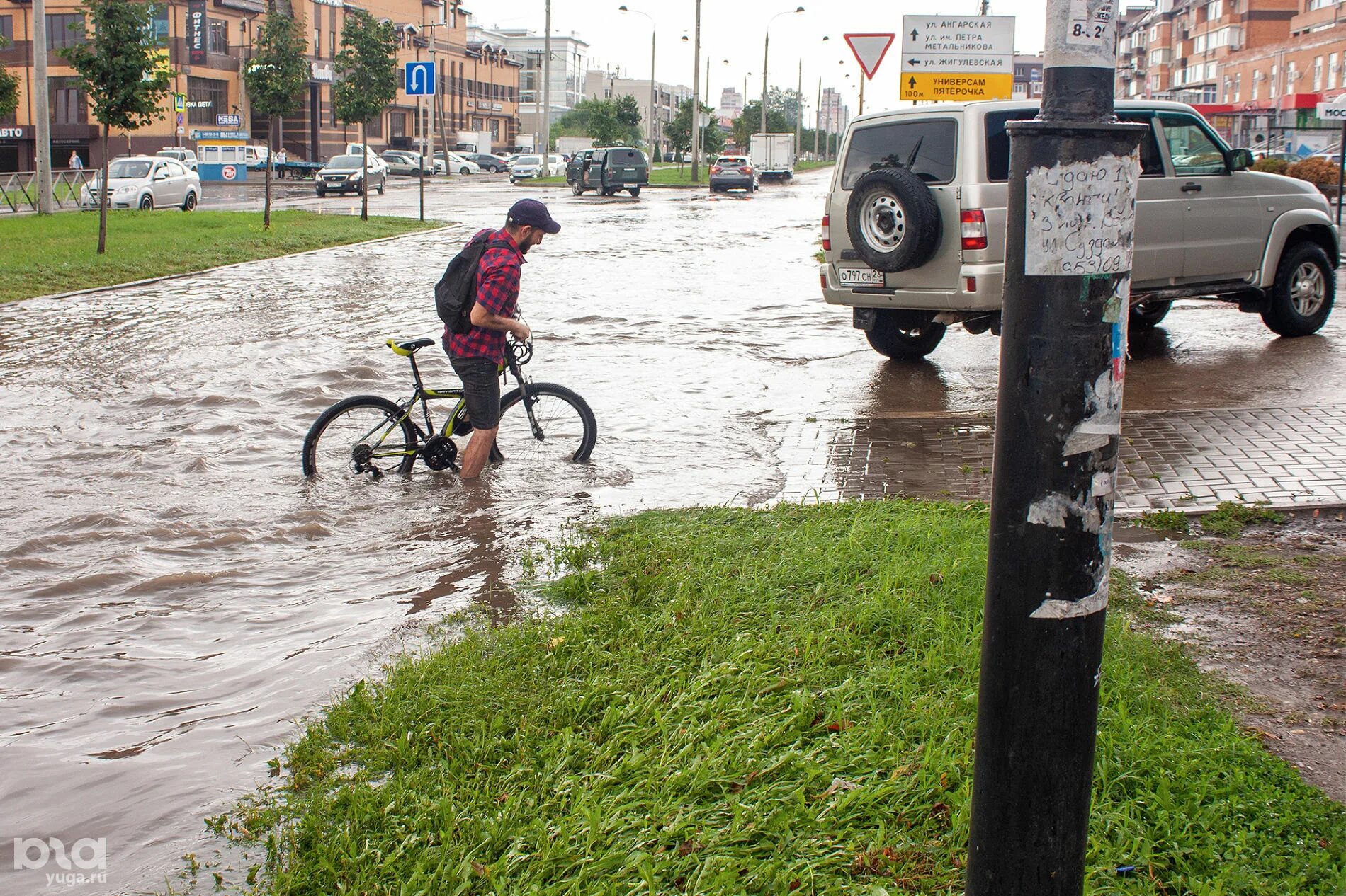 Во сколько закончится дождь сегодня. Краснодар улица Московская в ливень. Краснодар после дождя. Московская после дождя Краснодар. Дождь в Краснодаре.