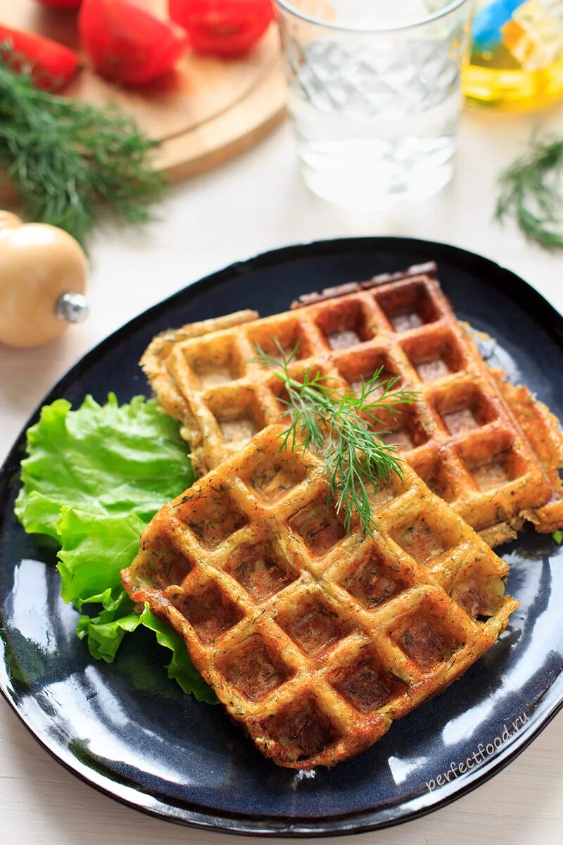 Драники картофельные в вафельнице. Картофельные вафли в электровафельнице. Вафли в электровафельнице. Картофельные вафли в вафельнице. Драники в вафельнице.