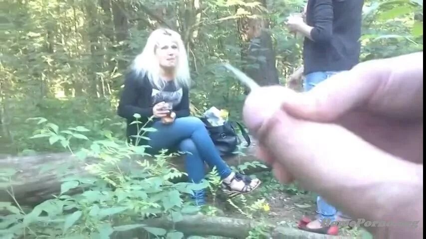 Дрочит В Лесу На Прохожих