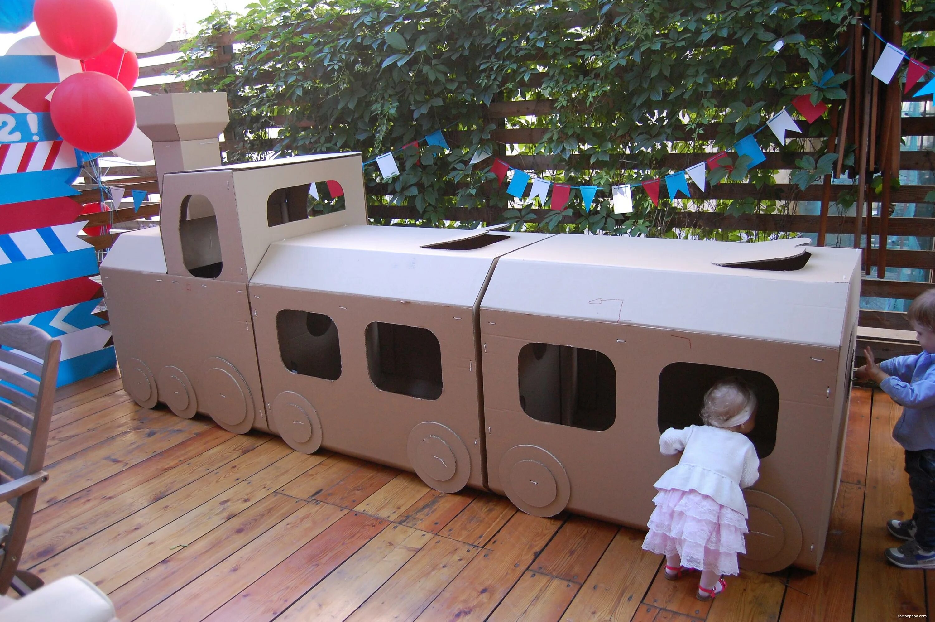 поделка паровозик из картона. поделка паровозик для детского сада. как сделать поезд из картона. паровоз из картонных коробок. как сделать поезд из картона.