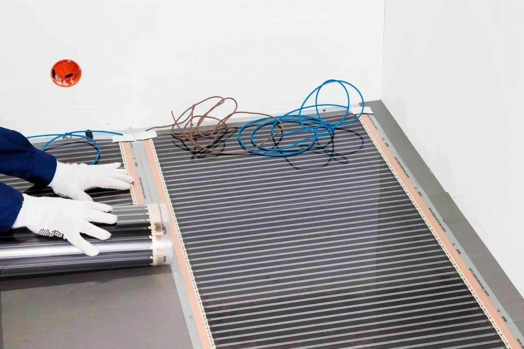 Тёплый пол электрический монтаж. Монтаж тёплого пола электрического. Тёплый пол электрический мат. Теплый пол змейка. Как установить электрический пол.