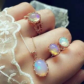 Яркие камни в украшениях