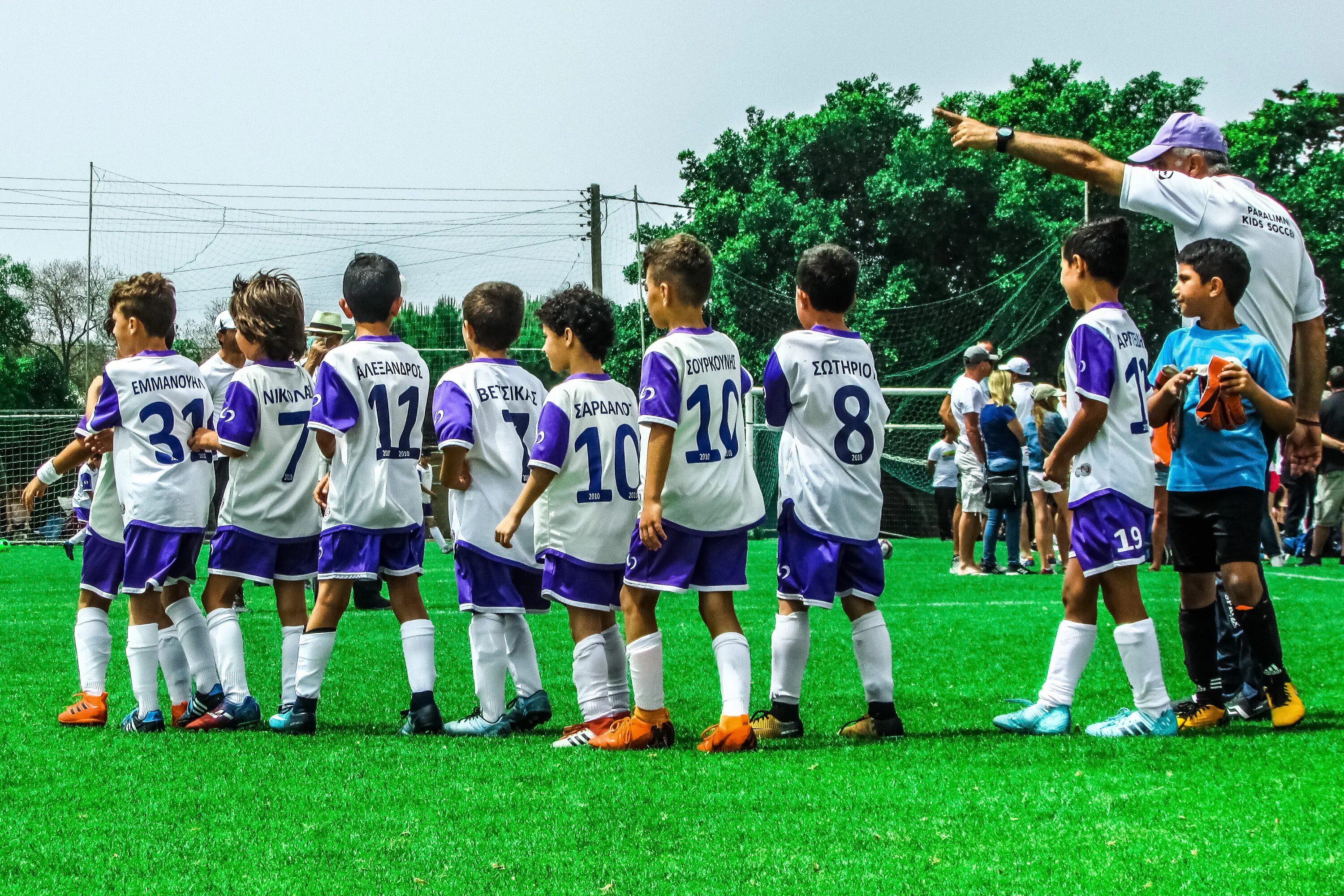 Начинающий футболист фото. My friends like football team. Тренировка футболистов на поле. I like football. Футбол объединяет людей.