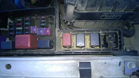 Где находится реле бензонасоса тойота