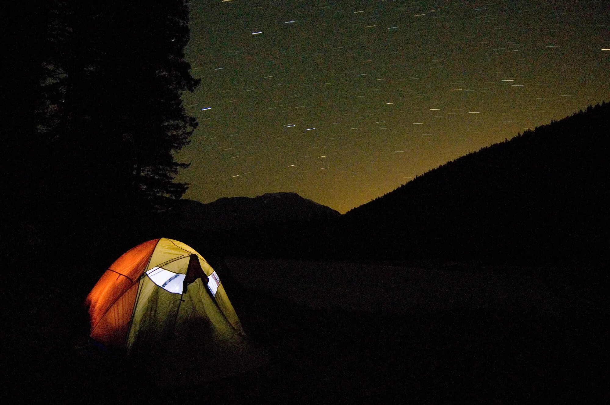 Темнота в палатке. Палатка. Палатка в лесу. Палатка ночью. Палатка в лесу ночью.