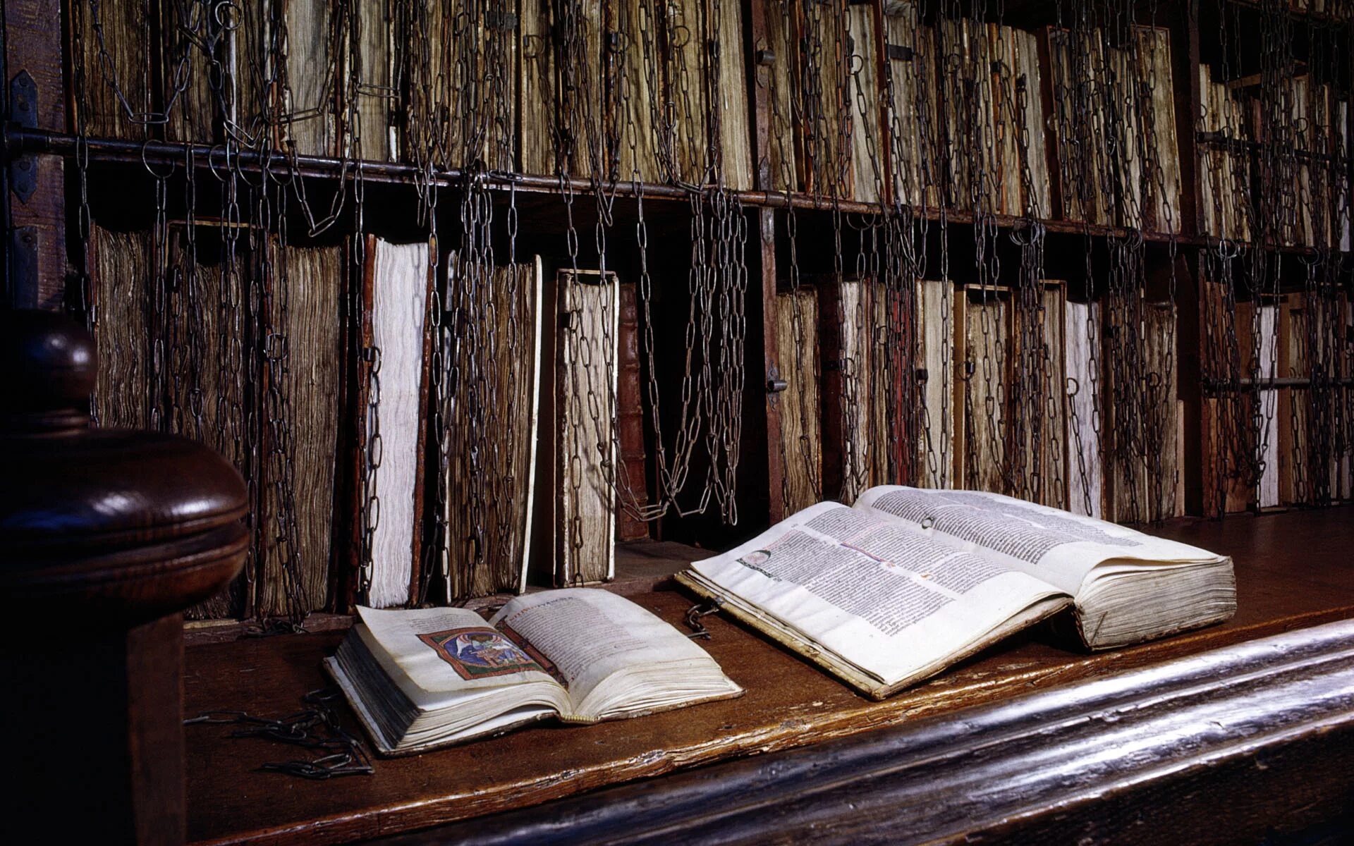 Стол «книга». Старинные книги. Полки со старинными книгами. Старинная библиотека.
