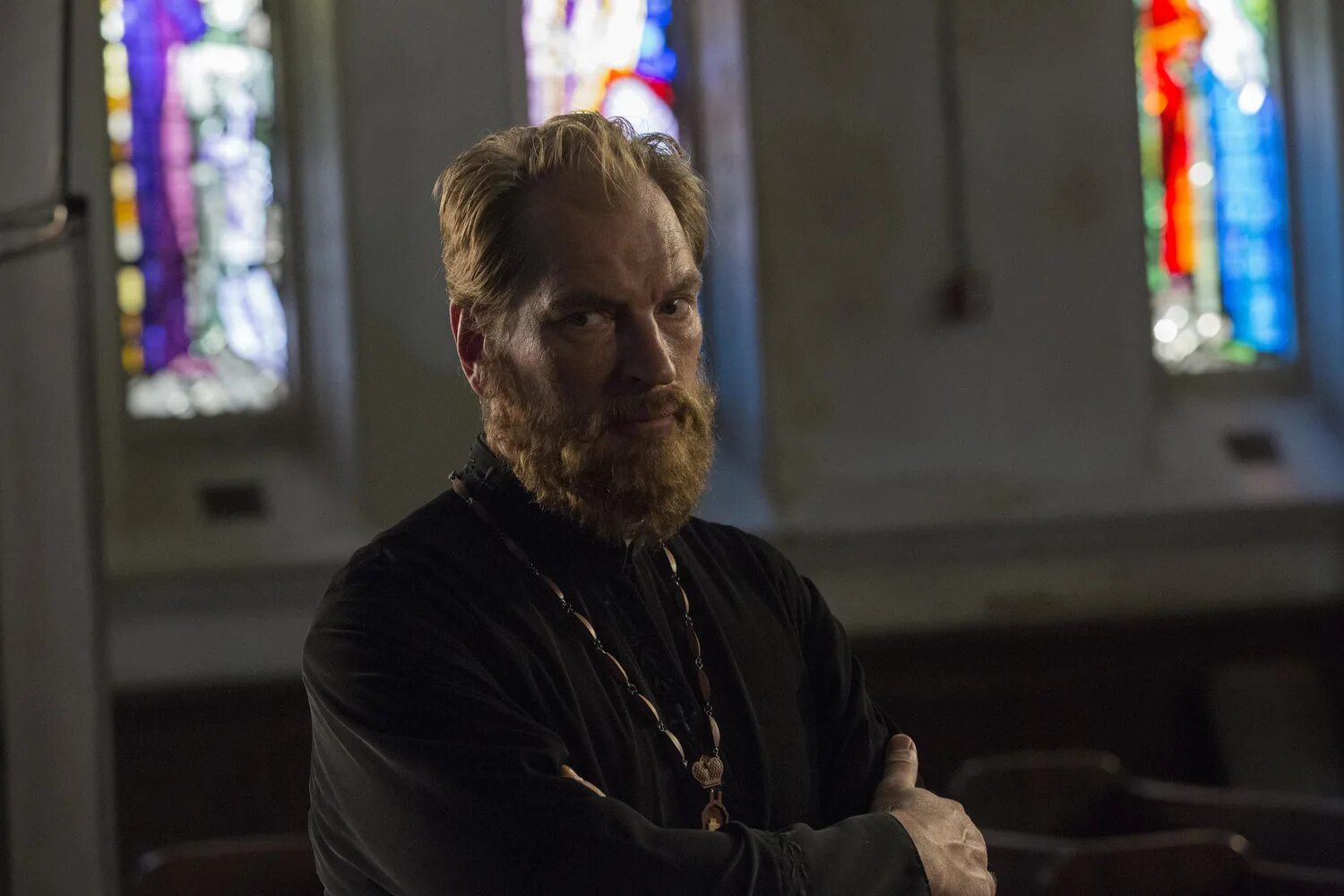 Сериал настоятель 2. Актер сыгравший священника. Актер сыгравший священника. Егор пазенко в фильме настоятель. Джулиан сэндс.