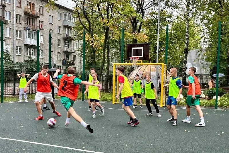 Баскетбольная площадка с людьми. Проездные карты в санкт-петербурге. Карта подорожник санкт-петербург. Подорожник спб стерео карта. Карта подорожник.