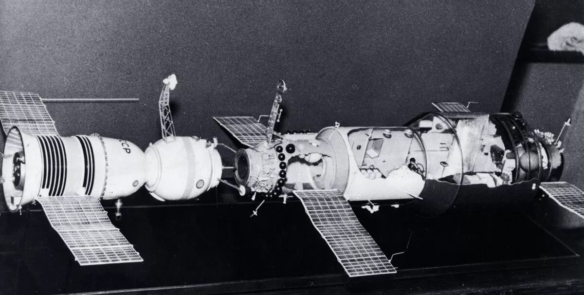 Первая космическая станция салют 1. Салют-1 первая орбитальная станция. Первая орбитальная станция салют 1971. 1971 Орбитальная Космическая станция салют. Пилотируемая орбитальная станция «салют-1».