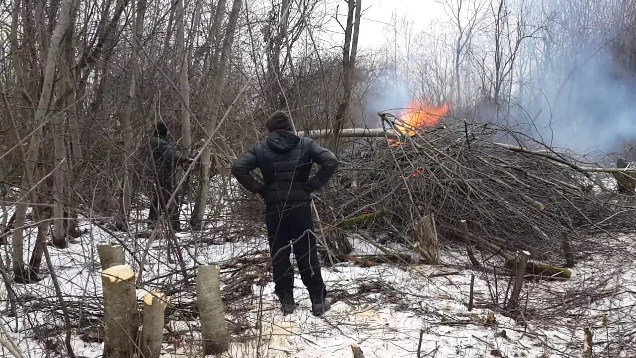 Сжигание порубочных остатков зимой. Сжигание веток на участке. Сжигание арчовых веток. Сгоревшие кустарники в лесу. Сжигание веток