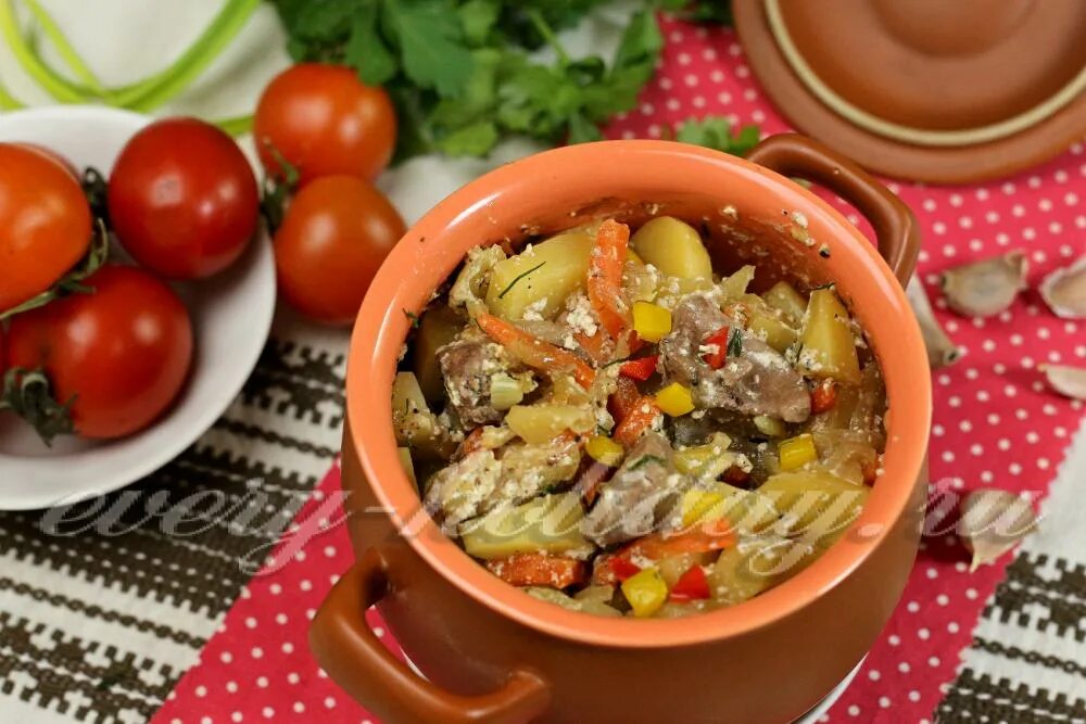 Рецепты куриной печени в горшочке. Печень говяжья с картошкой вгоршрчках. Печень в горшочках. Печень в горшочках. Печень куриная с овощами в горшочках.