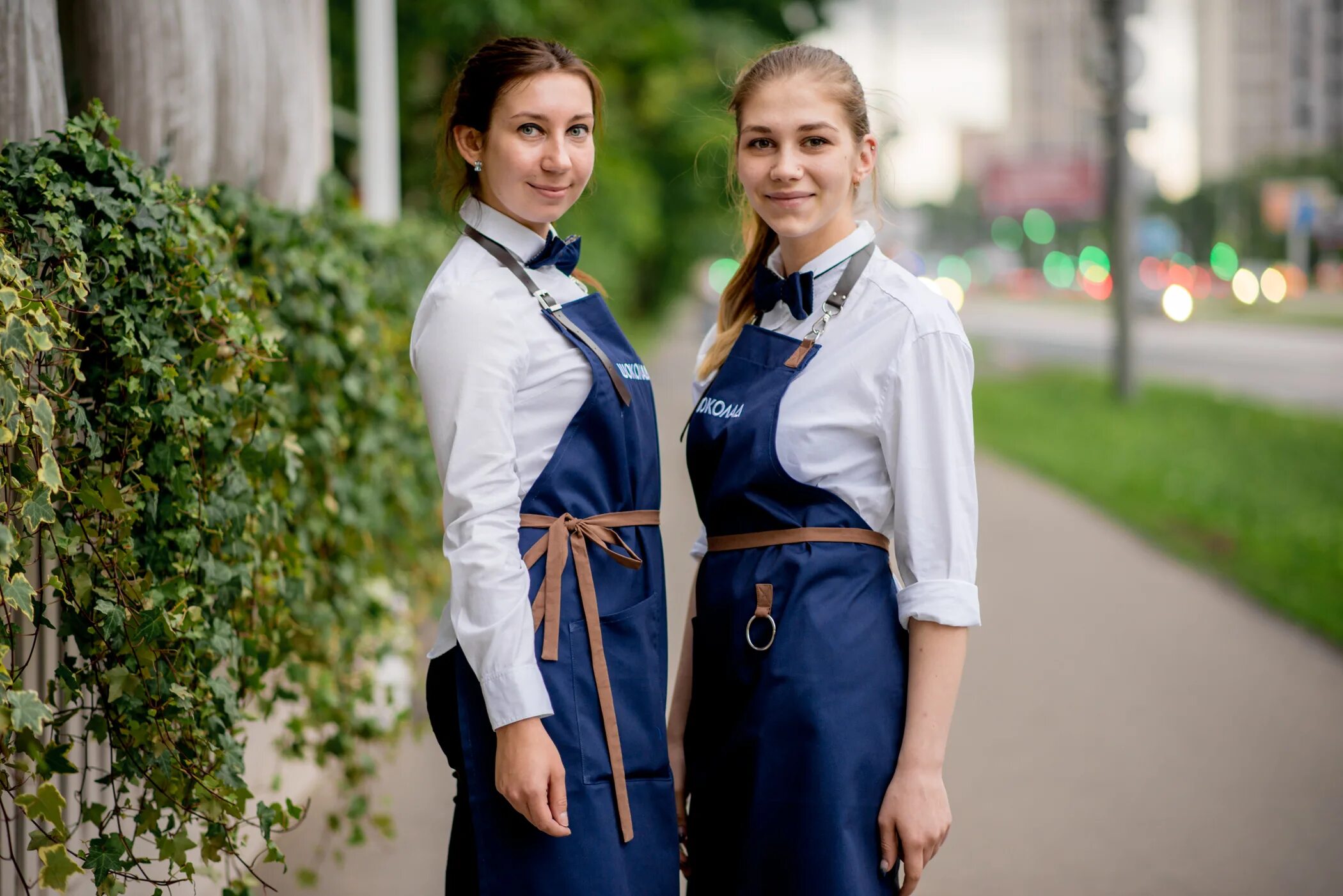 Официантка в ресторане. Работа официантом в ростове на дону. Официант бармен. Официант в кафе. Официант улыбается.