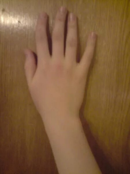 Обычная женская рука. Кривой средний палец на руке. Рука 18 см