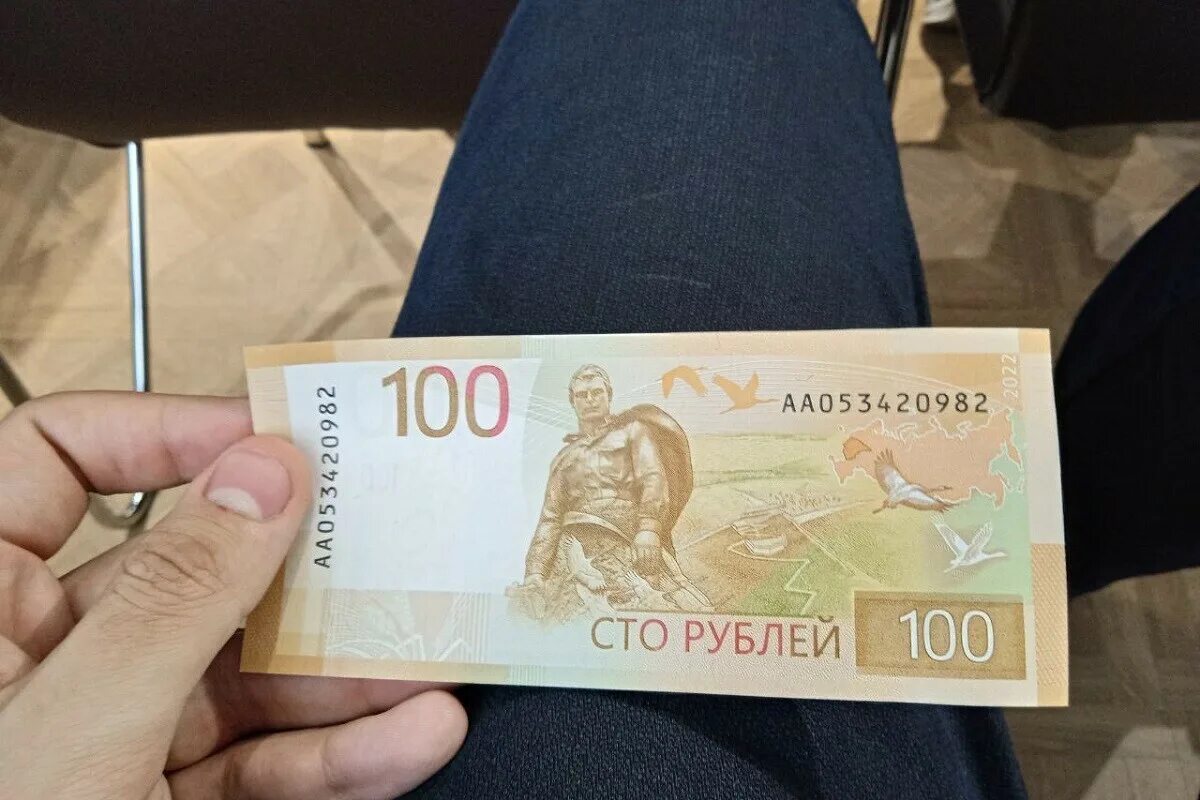 Неделя на 200 рублей. Новые купюры. Новая купюра 100 рублей. 200 Рублей новая купюра. Новые банкноты.