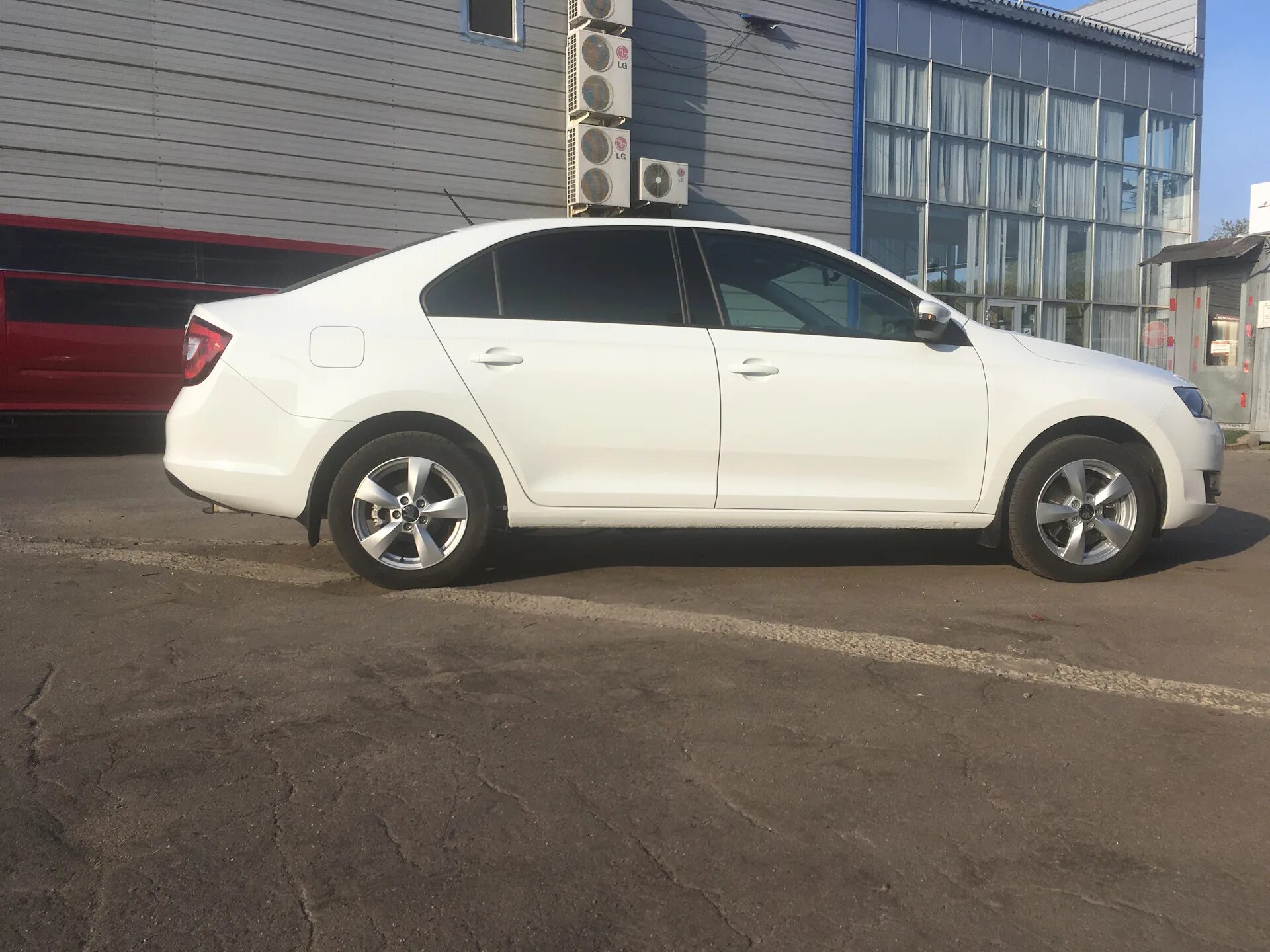 Skoda Rapid белая r15. Диски на шкоду Рапид r16. Диски Skoda Rapid r15. Диски р16 Шкода Рапид. Skoda rapid r16