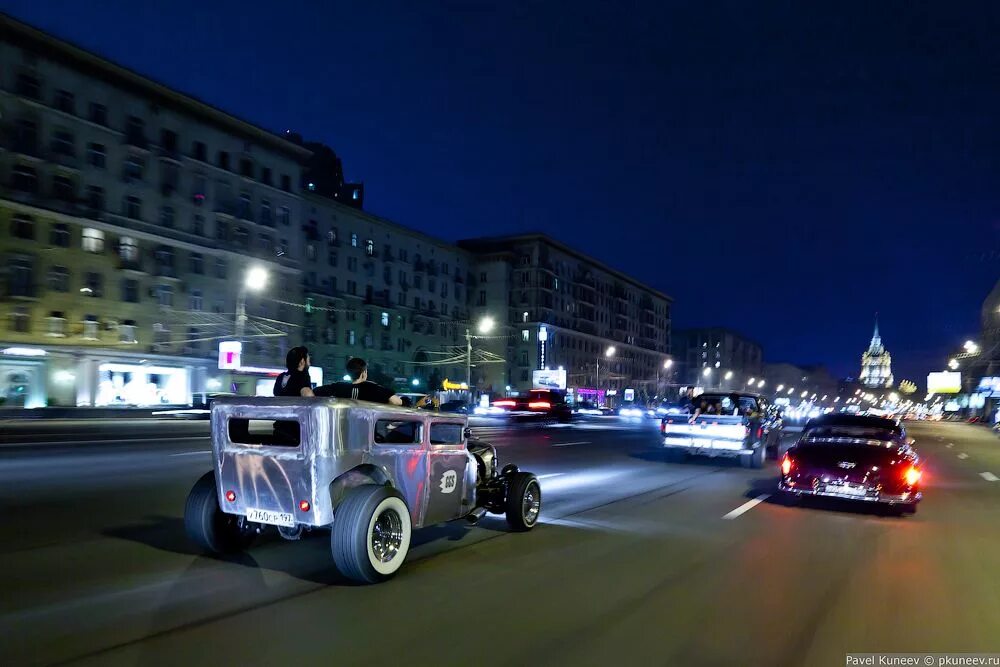 Фото машина ест машину. Машины в Москве. Крутые Тачки на улицах Москвы. Московские Тачки. Крутые машины в Москве.