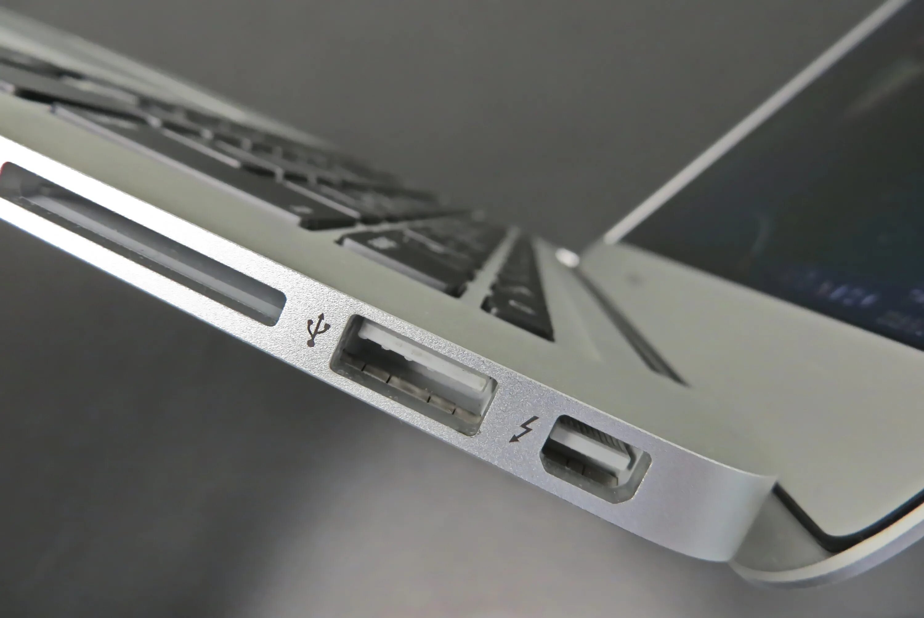 Macbook usb порт. Макбук разъемы thunderbolt. разъемы на макбук эйр 2013. macbook air 13 thunderbolt. mac book 2013 port thunderbolt.