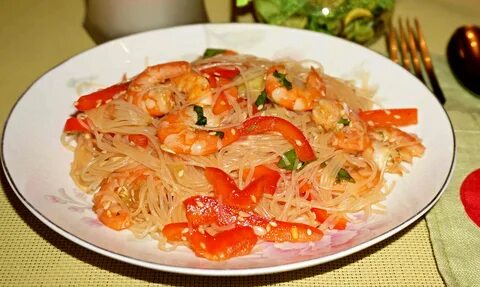 Салат из фунчозы с овощами и креветками