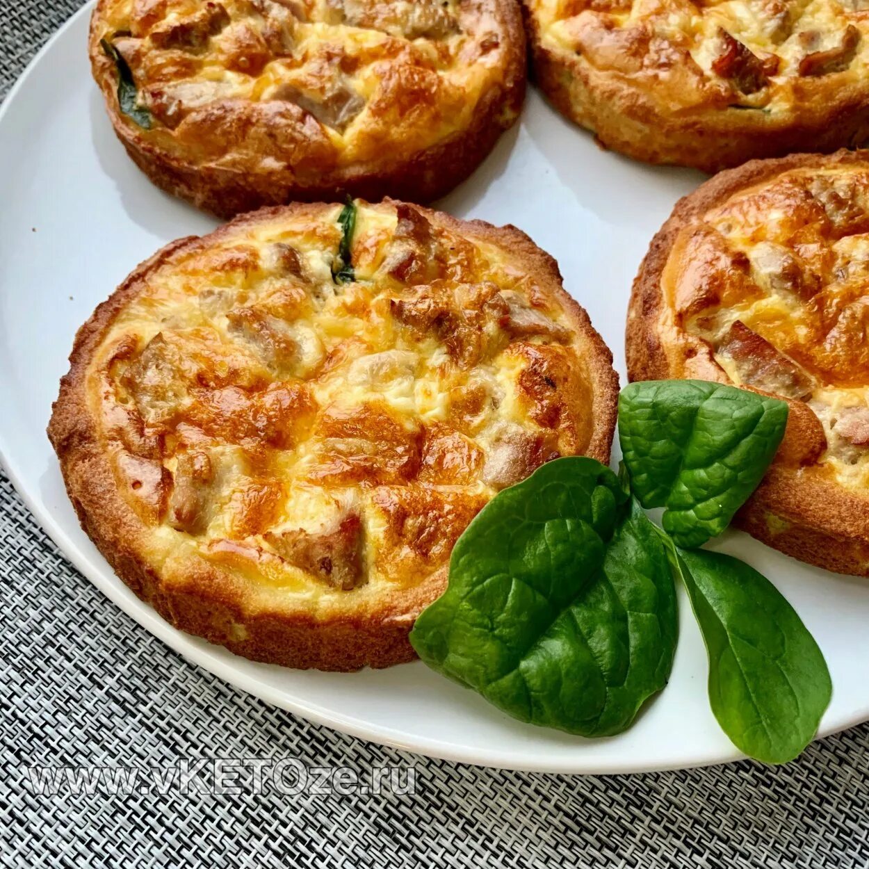 Киш со шпинатом и сыром. Киш лорен со шпинатом. Мини киш лорен. Киш с курицей порционный. Киши куда.