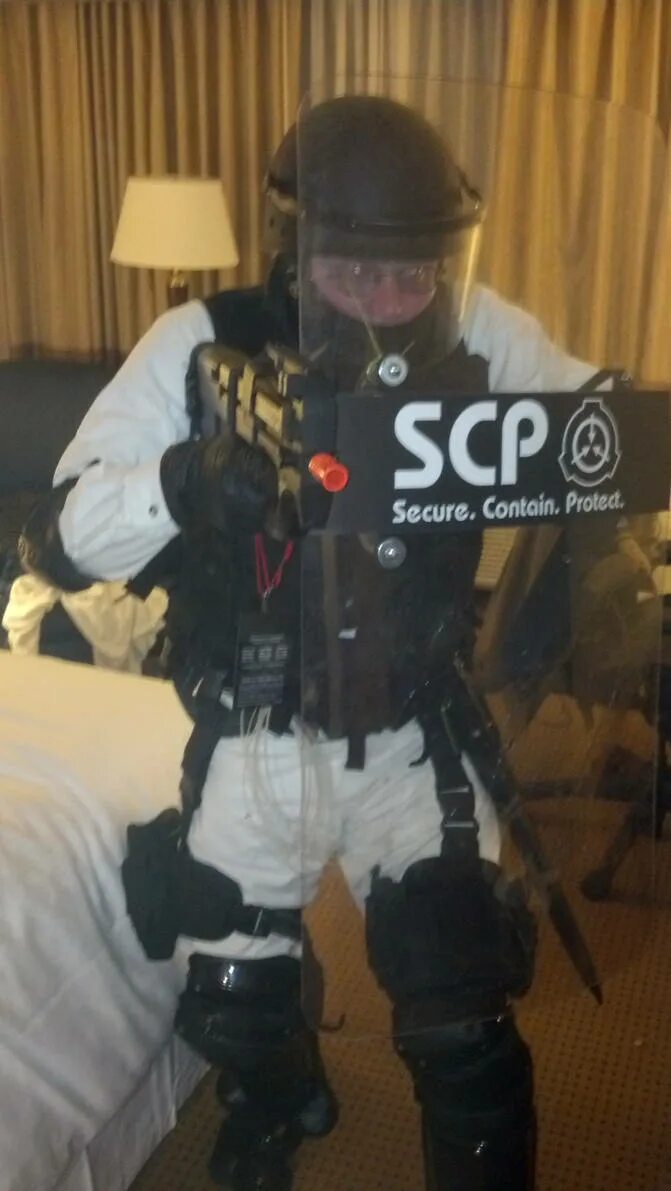 Scp red. Костюм scp фонда. оперативники фонда scp. охранник фонда scp.
