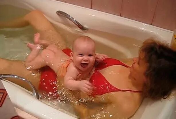Мама в ванной 18. Купание мамы с малышом в ванной. Для купания малыша в ванной. Мама купается с детьми в ванной. Совместное купание с грудничком.